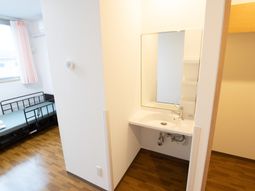 居室のベッドと洗面台