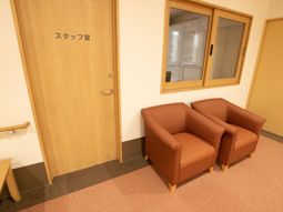 スタッフ室前の休憩スペース