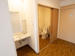 清潔な洗面所とトイレ