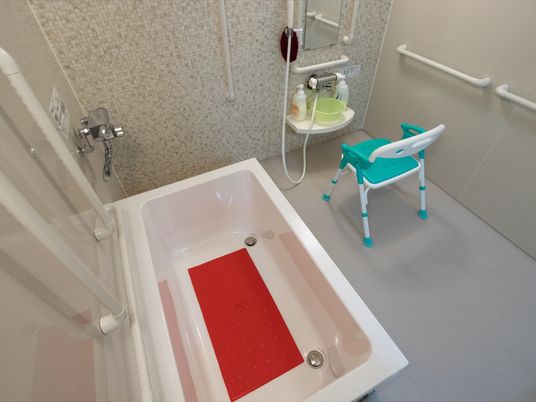 浴室の浴槽側にはワンレバータイプの水栓がある。入居者様は足し湯の際には速やかに注水することが可能である。