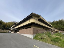 広々とした建物の外観
