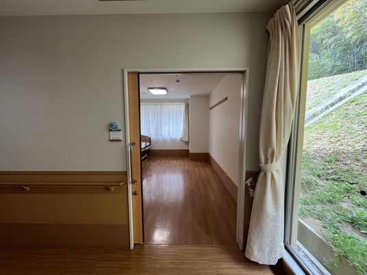 窓から自然光が入る居室