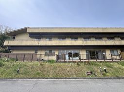 落ち着いた外観の建物