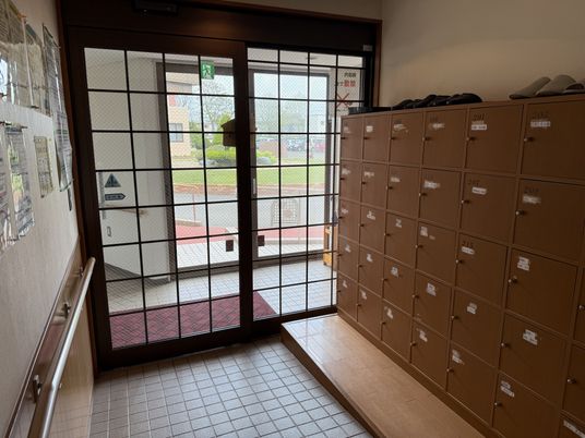 広い入り口のエントランス