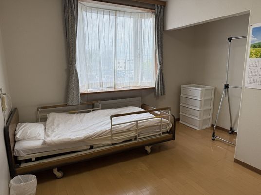 ベッドと家具が置かれた部屋
