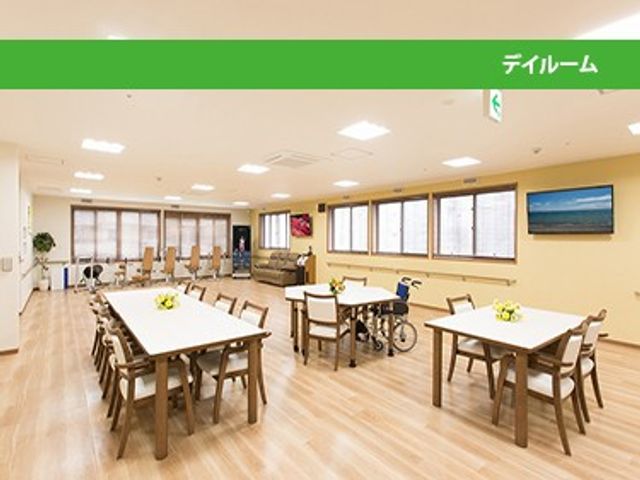 明るい食堂の広い空間  