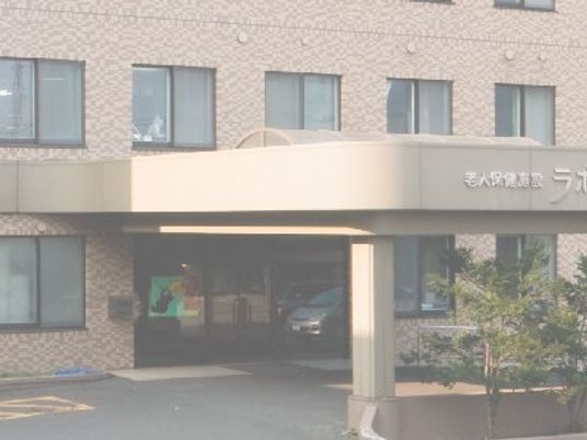 施設の正面外観  