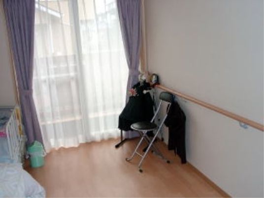 明るい個室の角部分