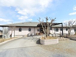 広々とした施設の外観