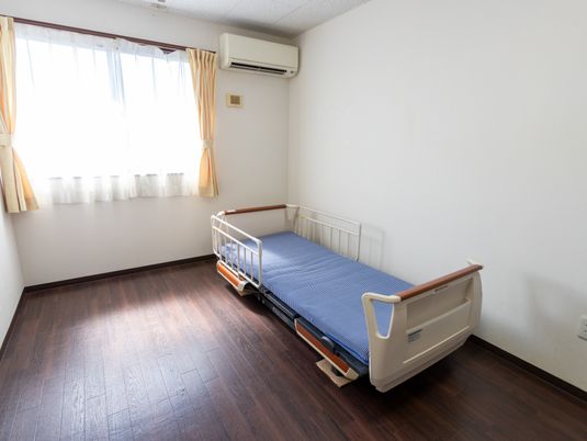 笑顔で立つスタッフ集合
