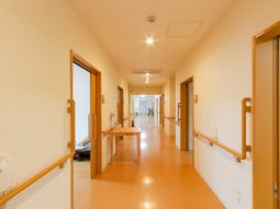 明るい廊下の風景