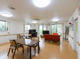 共有スペースの明るい居室