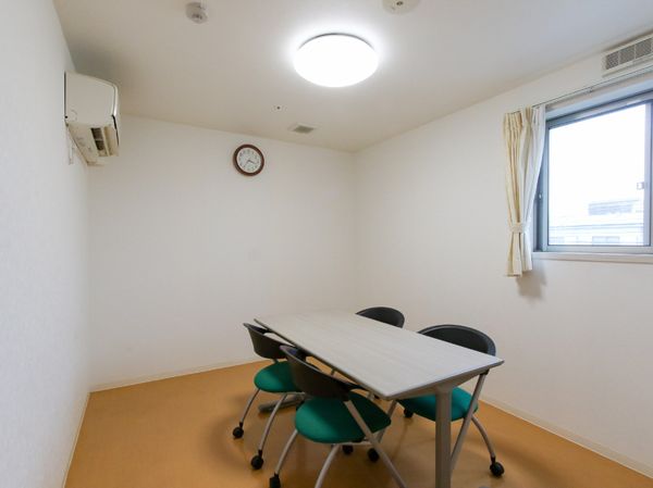 シンプルな居室の内観