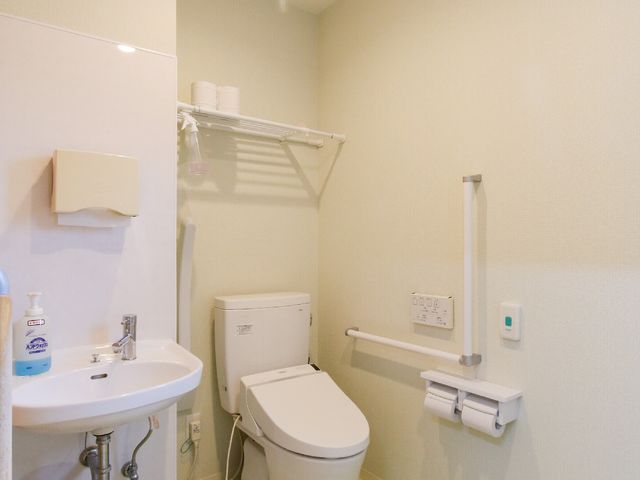バリアフリーのトイレ空間 トイレ 手すり付きで広々としたトイレです。誰もが安心して使用できる配慮がされています。