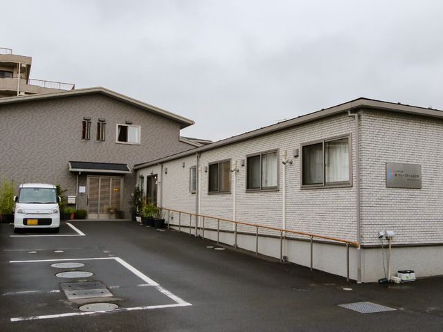 外観きれいな建物 外観 落ち着いた色合いの建物は、訪れる方々を温かく迎え入れます。駐車スペースも完備されており、来訪が便利です。
