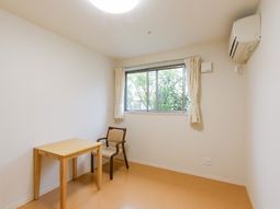 明るい居室の一角