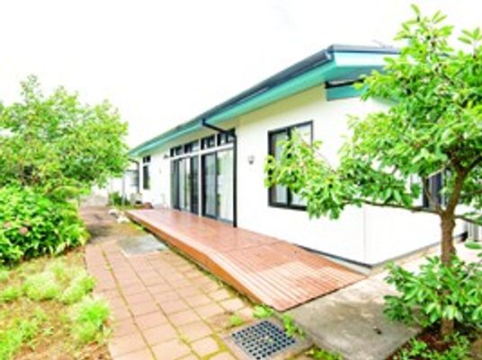 庭に面した建物外観  