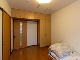 シンプルな居室の様子