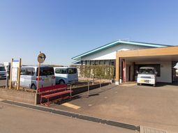 施設前の駐車場とエントランス