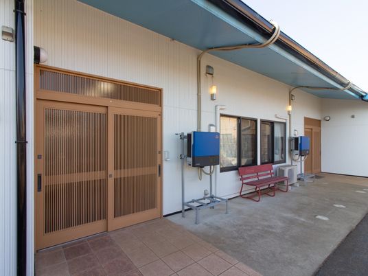  広々とした施設のエントランス 