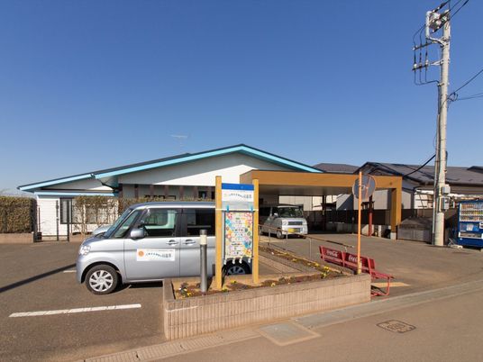 施設外観と送迎車 