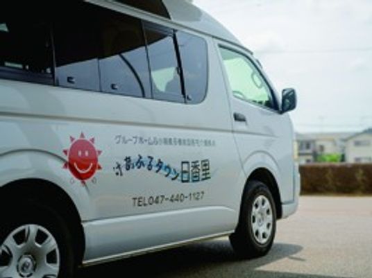 送迎車が停まる外観  
