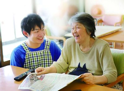 笑顔で会話する様子 居室