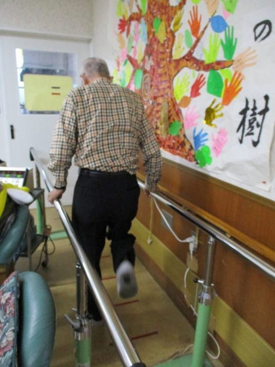 機能訓練室の高齢者