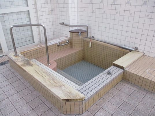 温かい湯が楽しめる浴室