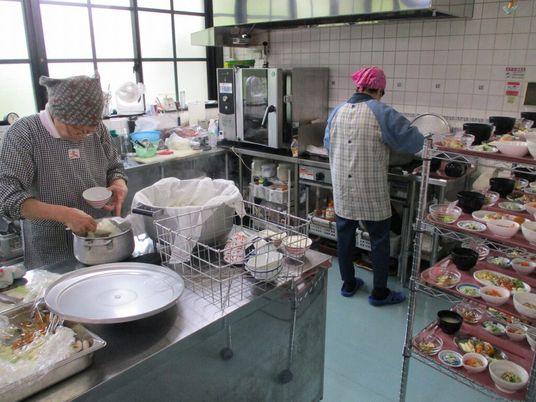 調理中のキッチン