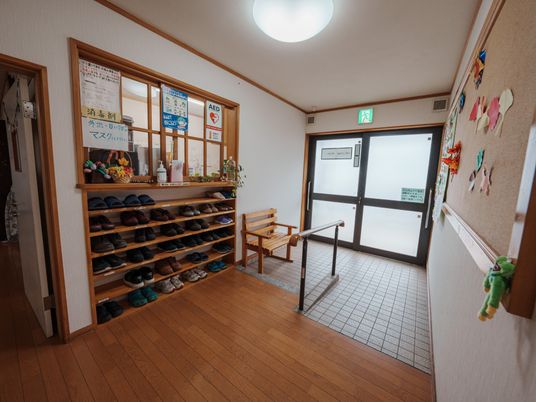 靴棚とベンチのある廊下