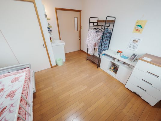 明るい個室の居室