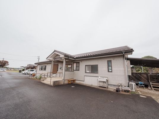落ち着いた外観の建物