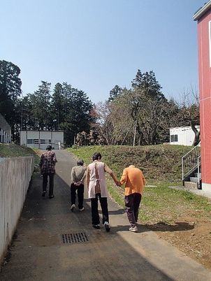 散歩する利用者様たち