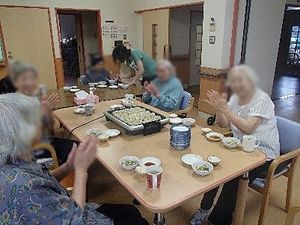 にぎやかな雰囲気の食堂
