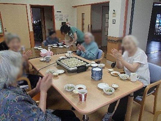 にぎやかな雰囲気の食堂