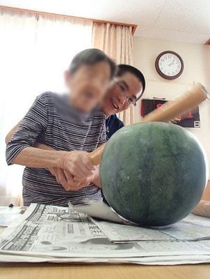 楽しい様子のスタッフと入居者