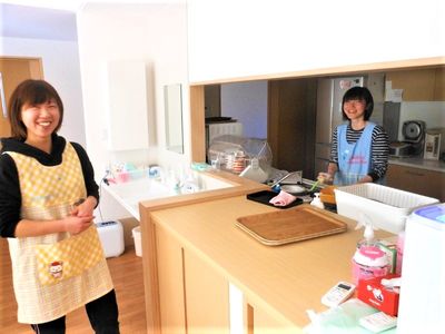 スタッフが働く様子