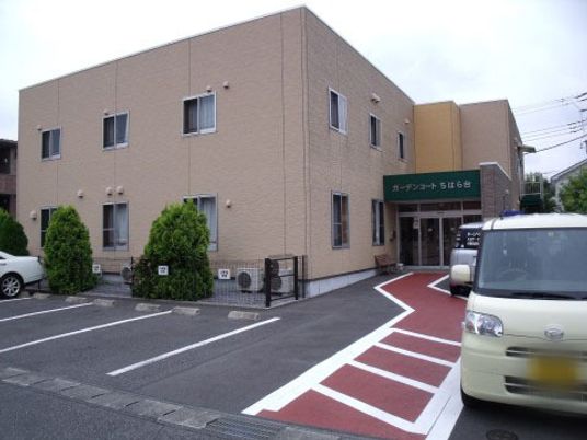 施設外観の明るい日中