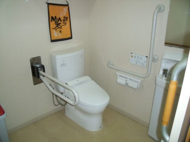 手すり付き清潔なトイレ トイレ 安全に配慮されたトイレの設備です。手すりや安全バーが設置され、利用者の方々の快適な利用が考えられています。