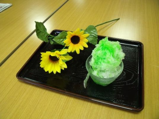 ひまわりとかき氷の盛り付け