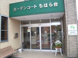 入口の明るいエントランス