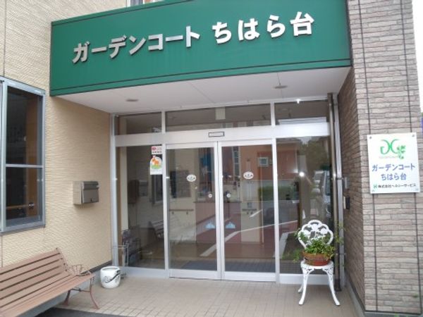 入口の明るいエントランス