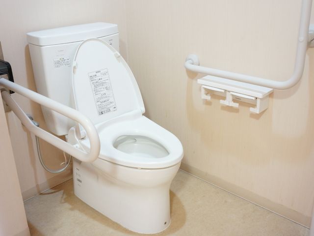 バリアフリートイレ設備 トイレ 安全を考えた設計のトイレです。手すりを設け、どなたでも快適にご利用いただけるよう配慮されています。