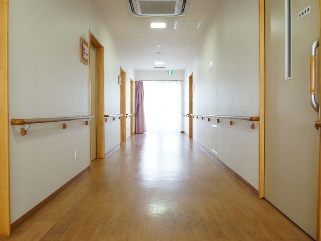 明るい廊下 廊下 手すりがついた快適な廊下です。スタッフと利用者の円滑な移動を支援しています。