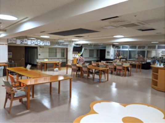 広い食堂の室内  