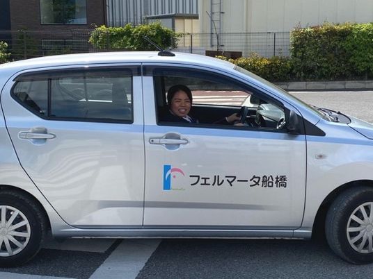 送迎車の笑顔の運転席  