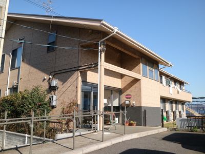 明るい日差しの外観