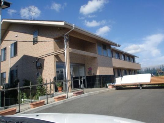 明るい外観の建物