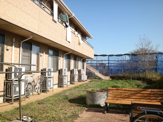 晴れた日の建物外観